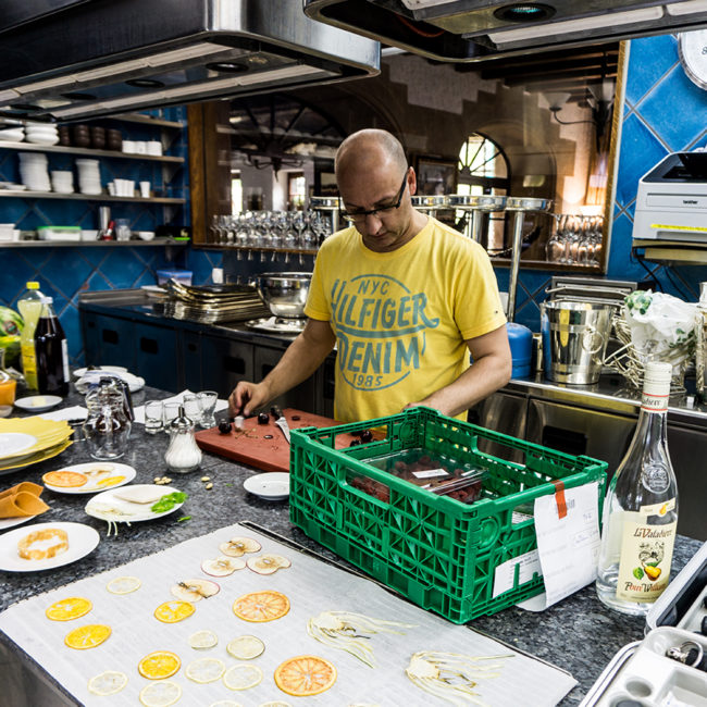Découvrez une recette de dessert pleine de fraîcheur et de gourmandise, réalisée par Esteban Valle, directeur du restaurant du Domaine de Châteauvieux. Dans la salle du restaurant, Esteban partage avec vous sa façon de sublimer les abricots : délicatement flambés au miel d’acacia et relevés d’une touche de romarin.