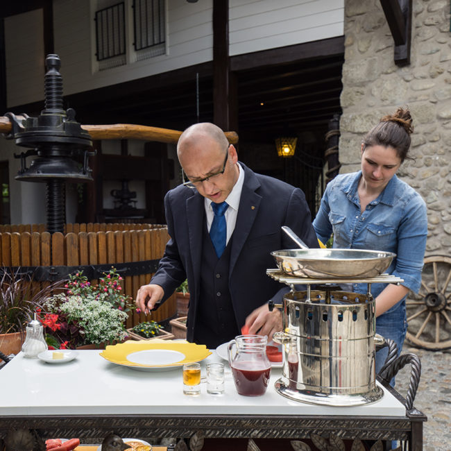 Découvrez une recette de dessert pleine de fraîcheur et de gourmandise, réalisée par Esteban Valle, directeur du restaurant du Domaine de Châteauvieux. Dans la salle du restaurant, Esteban partage avec vous sa façon de sublimer les abricots : délicatement flambés au miel d’acacia et relevés d’une touche de romarin.