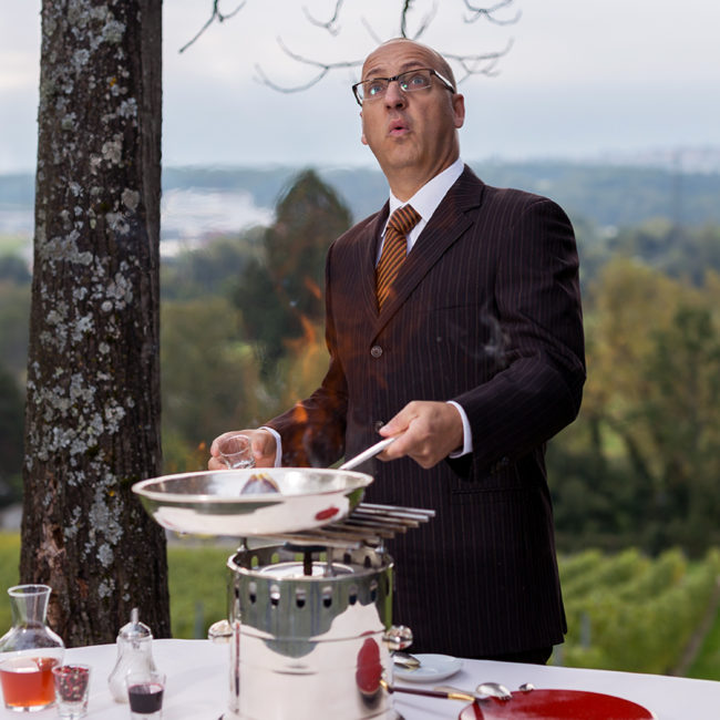 Plongez dans les coulisses déjantées du tournage de la recette du pigeon des Deux-Sèvres cuit en vessie aux petits légumes au Domaine de Châteauvieux.