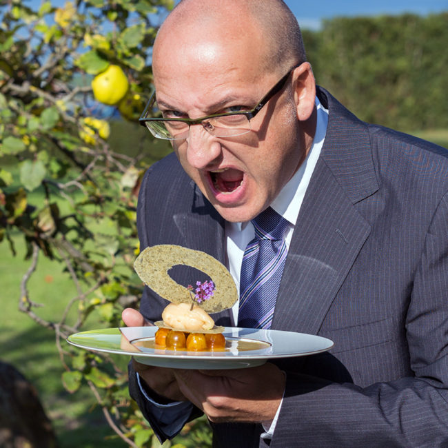 Plongez dans les coulisses déjantées du tournage de la recette du pigeon des Deux-Sèvres cuit en vessie aux petits légumes au Domaine de Châteauvieux.