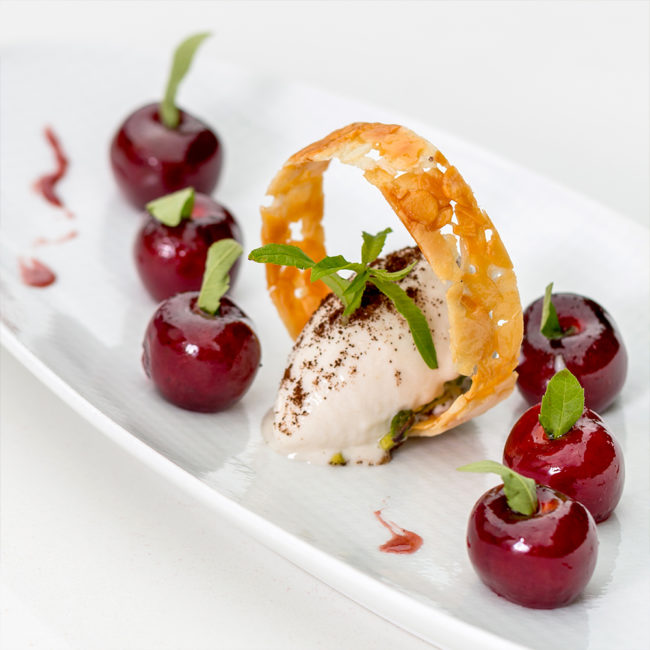 1 Mois, 1 Flambage - Cerises flambées à l’amaretto, parfumées à la verveine et aux fèves de Tonka