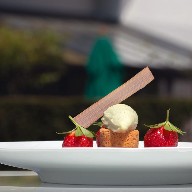 Chaque mois, découvrez un flambage orchestré par Esteban Valle, Directeur de salle du Domaine de Châteauvieux. Le second flambage du mois de mai : "Fraises et rhubarbes flambées à la tequila parfumées au basilic et sorbet à l'huile d'olive et shiso".