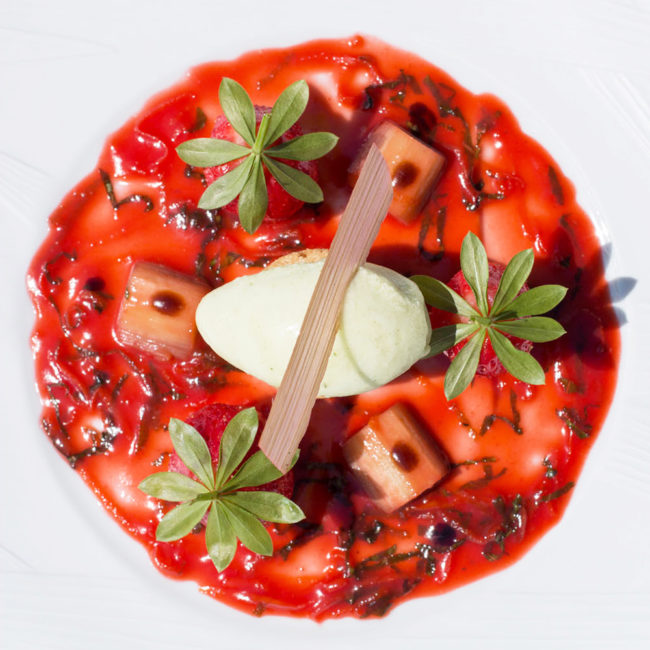 Chaque mois, découvrez un flambage orchestré par Esteban Valle, Directeur de salle du Domaine de Châteauvieux. Le second flambage du mois de mai : "Fraises et rhubarbes flambées à la tequila parfumées au basilic et sorbet à l'huile d'olive et shiso".