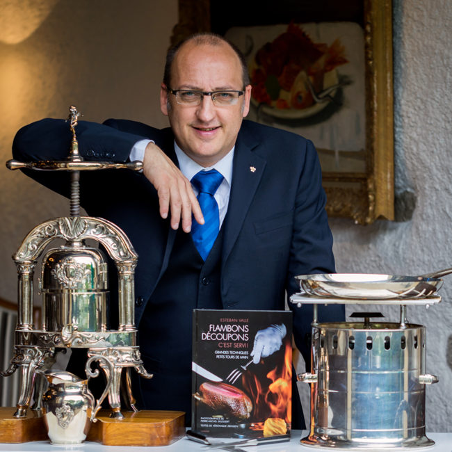 Chaque mois, découvrez un flambage orchestré par Esteban Valle, Directeur de salle du Domaine de Châteauvieux. Le second flambage du mois de mai : "Fraises et rhubarbes flambées à la tequila parfumées au basilic et sorbet à l'huile d'olive et shiso".