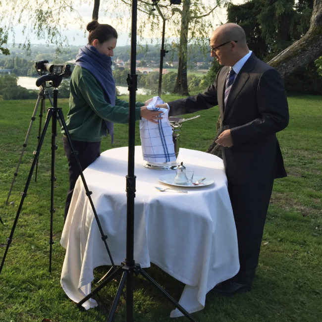 Chaque mois, découvrez un flambage orchestré par Esteban Valle, Directeur de salle du Domaine de Châteauvieux. Le second flambage du mois de mai : "Fraises et rhubarbes flambées à la tequila parfumées au basilic et sorbet à l'huile d'olive et shiso".