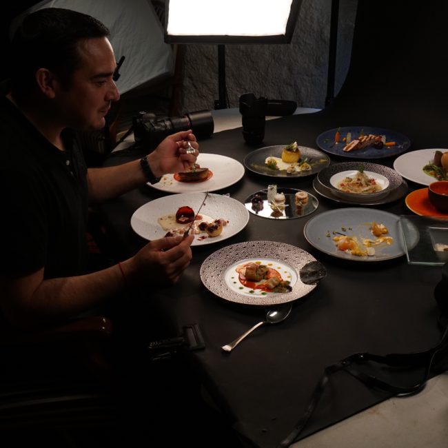 Il y a des décisions qui changent le cours d’une vie. Ce jour-là, j’ai dit oui. Sans avoir jamais photographié de plats. Sans savoir vraiment comment m’y prendre. Mais j’ai dit oui. Parce qu’une petite voix m’a soufflé : “c’est maintenant”.