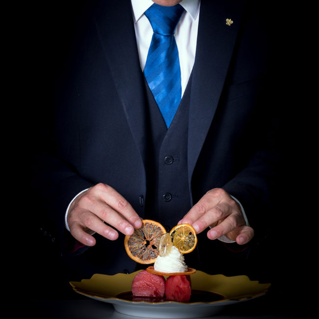 Dans cette nouvelle démonstration gourmande, plongez au cœur de l’art du flambage avec une recette estivale : la pastèque flambée à la sangria, accompagnée d’un sorbet citron rafraîchissant.