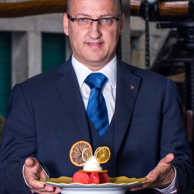 Dans cette nouvelle démonstration gourmande, plongez au cœur de l’art du flambage avec une recette estivale : la pastèque flambée à la sangria, accompagnée d’un sorbet citron rafraîchissant.