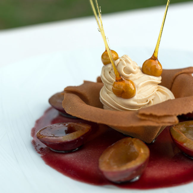 Prunes à l’armagnac, jus épicé et glace noisette