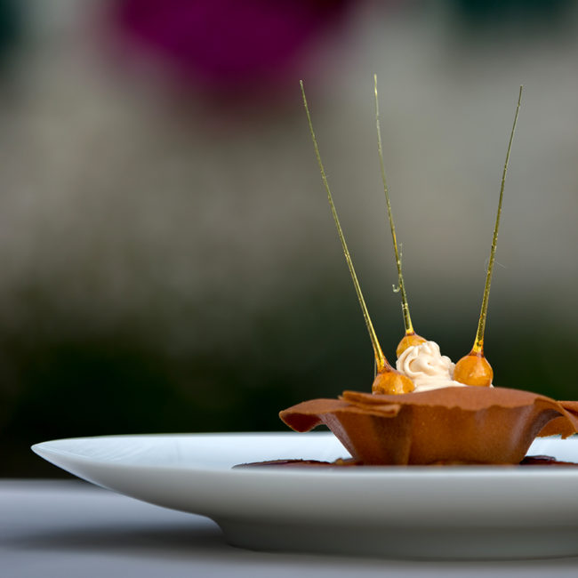 Prunes à l’armagnac, jus épicé et glace noisette