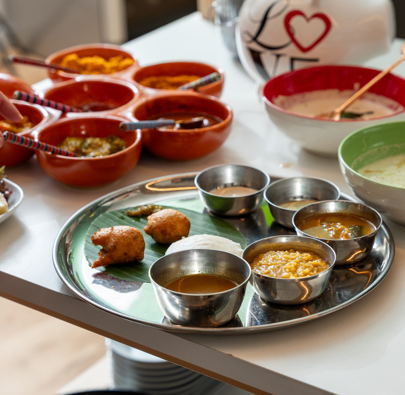 Votre destination pour un dîner végan unique à Genève Il n’y a rien de tel que de partager un repas avec des personnes qui aiment manger. Le simple fait de rompre le pain ensemble a le pouvoir de forger des liens profonds et de créer des souvenirs durables. C’est pourquoi je me sens vraiment privilégiée d’être entourée des meilleures personnes, qui partagent mon amour de la bonne cuisine et de la bonne compagnie. À table chez Anou, un restaurant écologique situé idéalement au bord du lac Léman dans le quartier des Eaux-Vives à Genève, nous faisons plus que manger. Nous nous réunissons pour savourer les produits les plus frais et les plus délicieux, préparés sous vos yeux, où chaque plat témoigne de ma passion et de mon savoir-faire. Mais la véritable magie s’opère lorsque nous nous asseyons pour déguster les plats ensemble. En dégustant chaque plat, nous partageons nos pensées et nos sentiments, nos espoirs et nos rêves. C’est ainsi que les convives deviennent des amis, et les amis des fidèles.